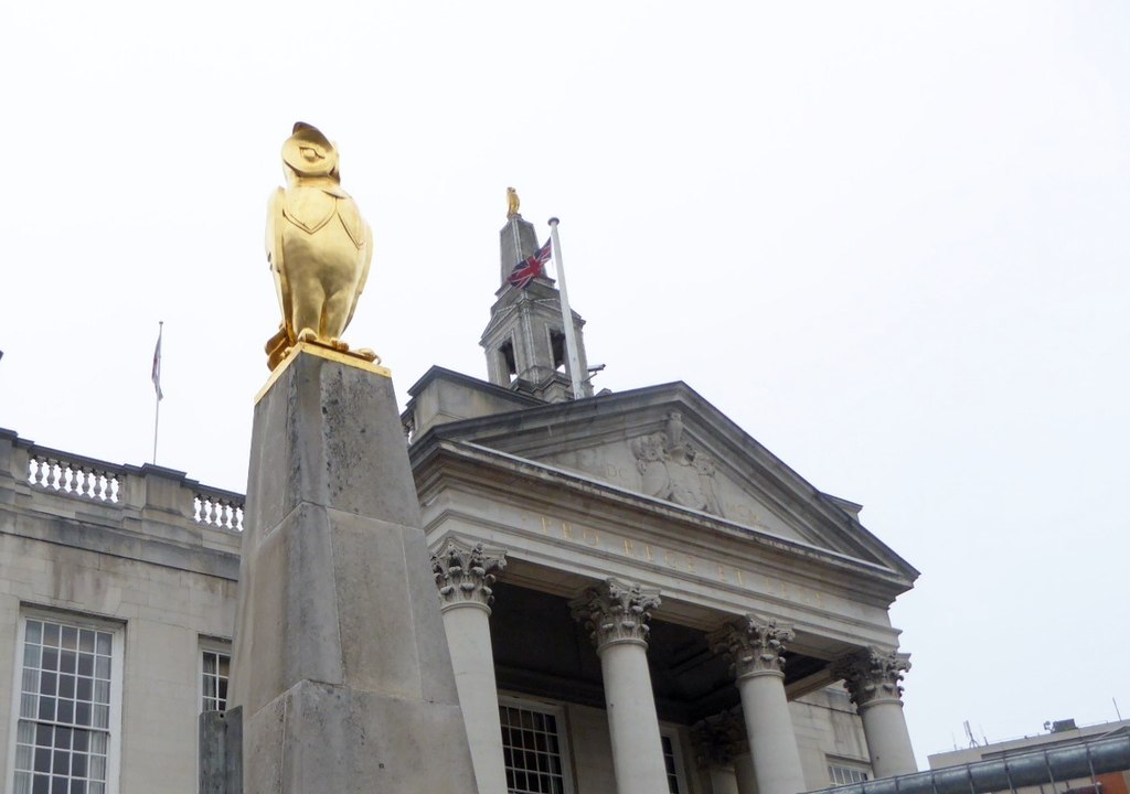 6054708_24072b86_1024x1024 Image of the golden owl outside Leeds Civic hall