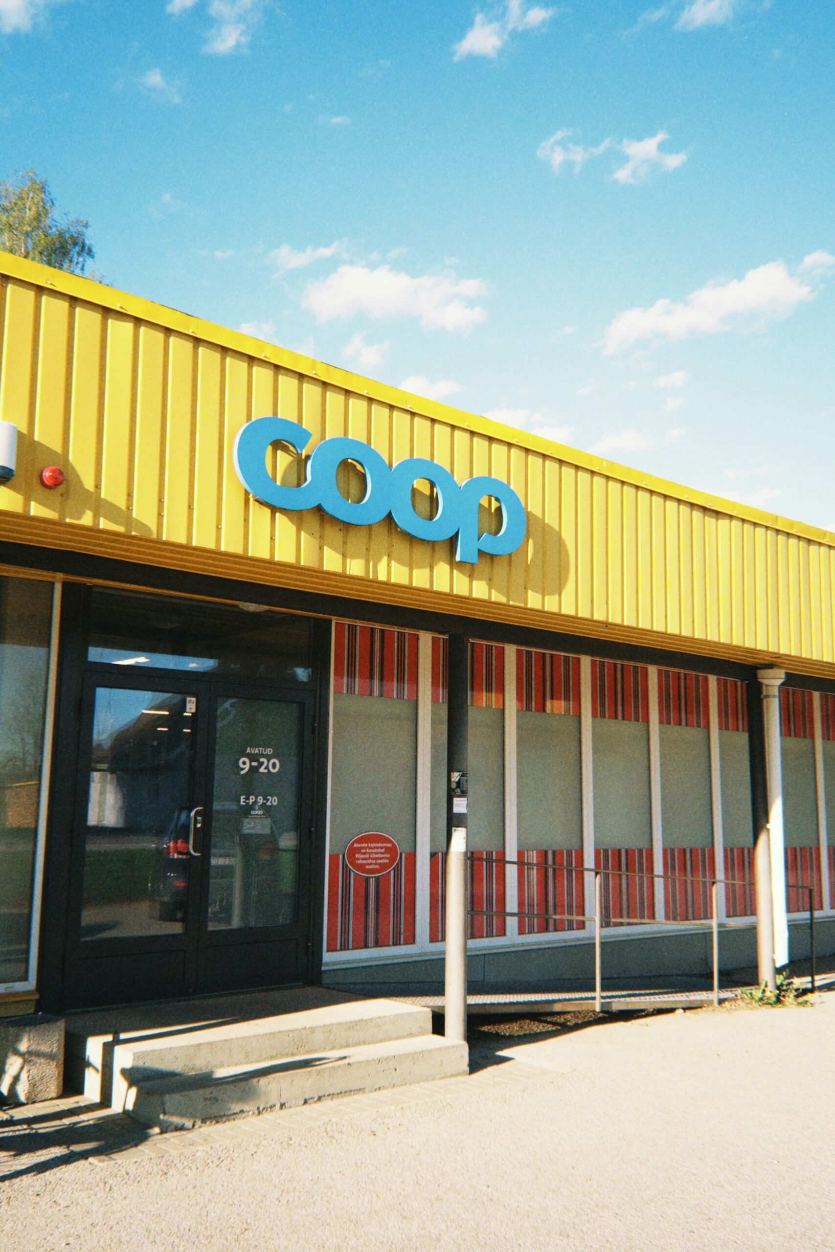 nika-tchokhonelidze-wVoC01eJ7Gg-unsplash Picture of a coop