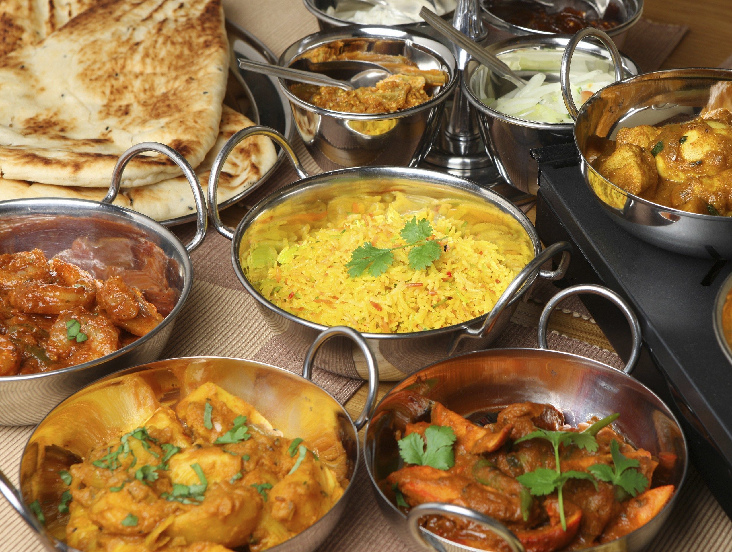 tandoori chicken, biryani, red lentil curry dal with rice & naan