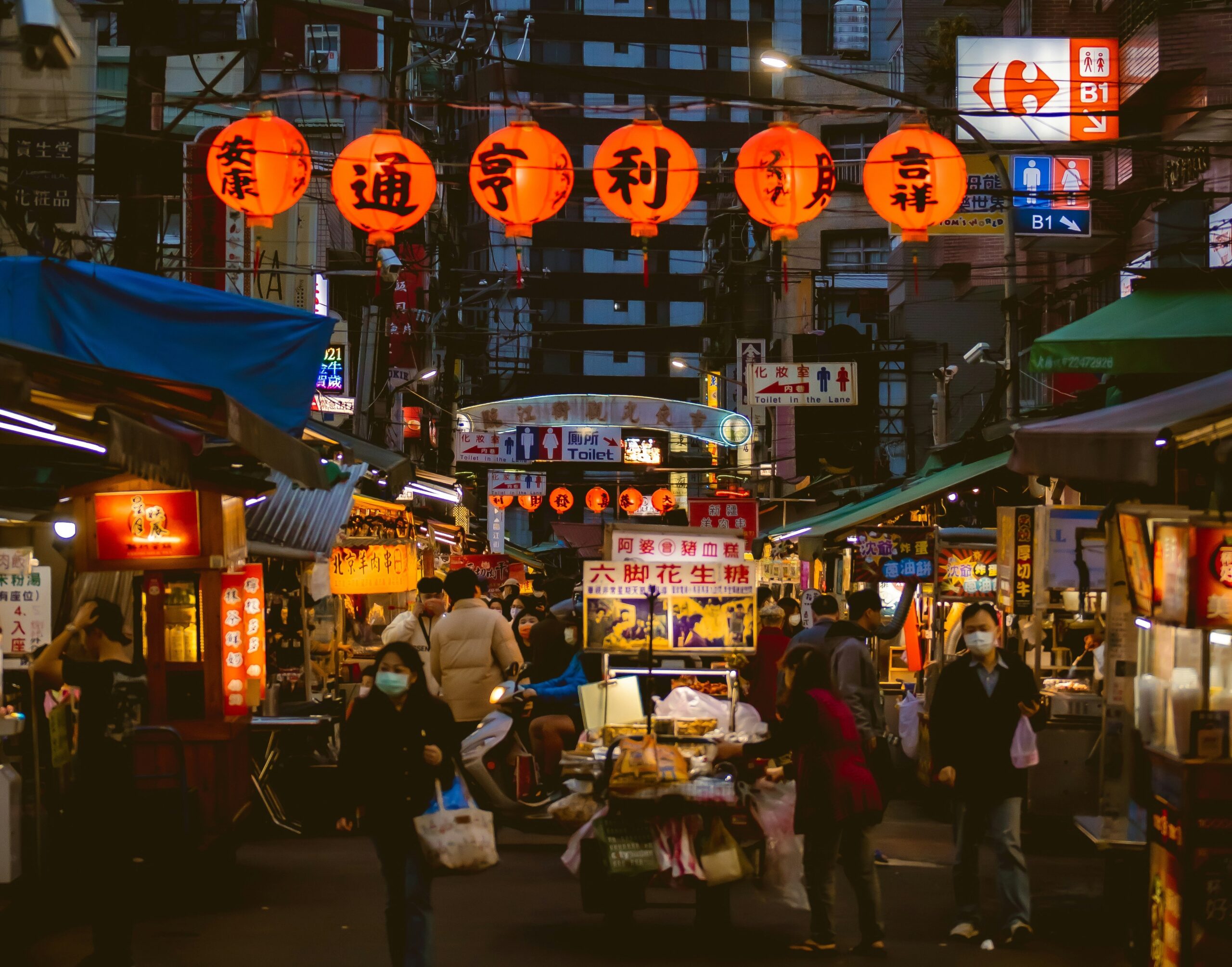 A Picture of Tawain's night market filled with people