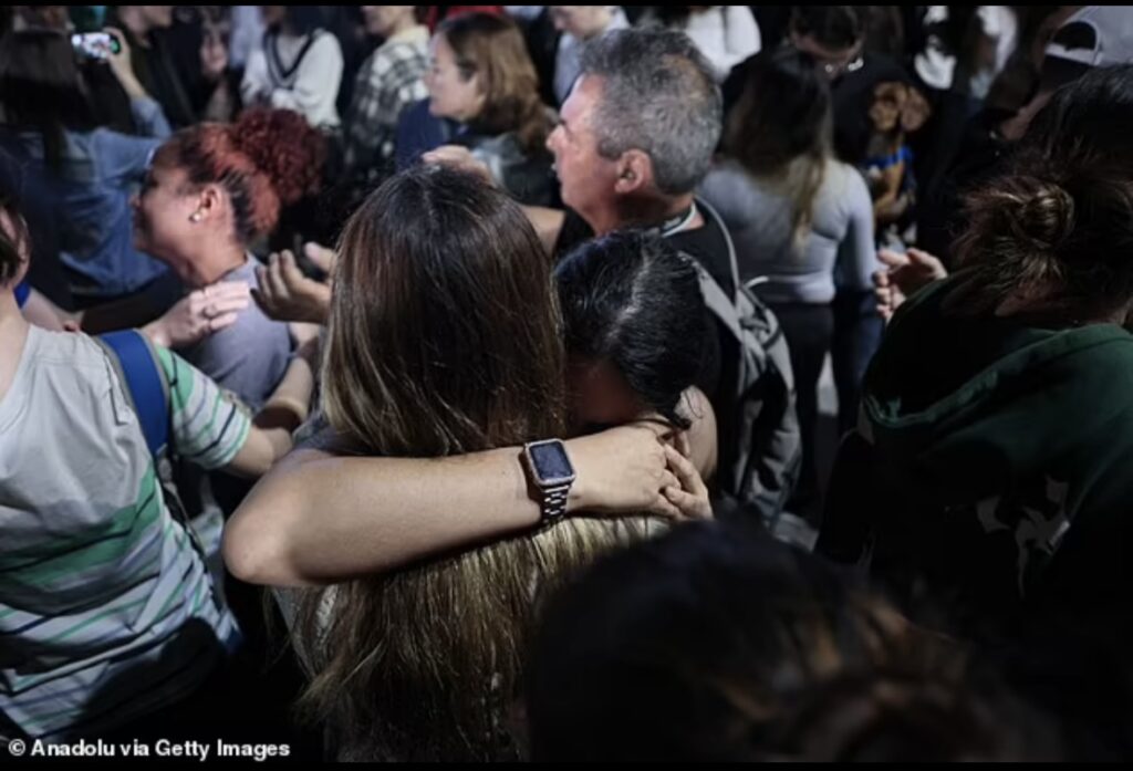 Image of fans outside the hotel in Buenos Aires, where the fall took place. 
Photo credits to Anadolu via Getty Images